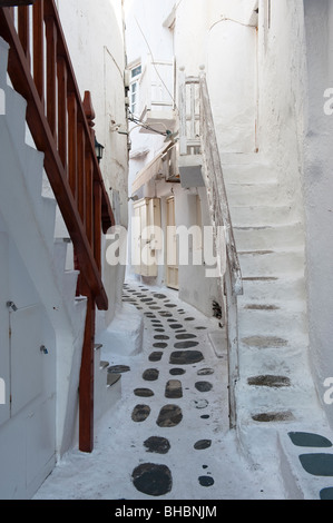 Gasse in Mykonos mit weiß getünchten Häusern und Kopfsteinpflaster, Griechenland Stockfoto