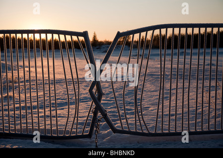 Zerstörte zerbrochene Metalltor gegen Sonne, Finnland Stockfoto