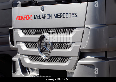 LKW mit dem Logo des McLaren Formel1 Rennstalls Stockfoto