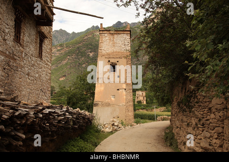 Stein-Türme in der tibetischen chinesischen Dorf Zhong Lu in der Nähe von Danba, Sichuan, China Stockfoto