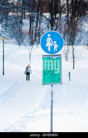 Pfad, wo das Bier eiskalt ist!  Melden Sie sich, zeigt den Weg zum Biergarten im Münchner Olympiapark in Deutschland. Stockfoto