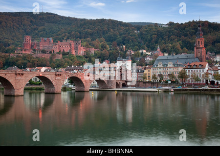 Heidelberg, die über die "Fluss Neckar" Baden-Württemberg Deutschland betrachtet Stockfoto
