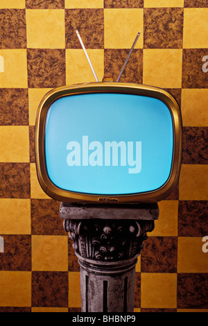 Alte TV auf Sockel Stockfoto