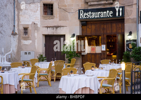 Trujillo, Extremadura, Spanien. Das Corral del Rey-Restaurant in einer Ecke der Plaza Mayor. Stockfoto