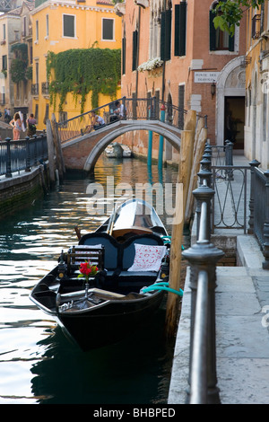 Venedig, Veneto, Italien. Gondel vor Anker in der Nähe von Ponte del Diavolo. Stockfoto