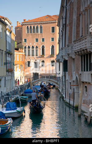 Venedig, Veneto, Italien. Gondeln auf dem Rio di San Severo. Stockfoto