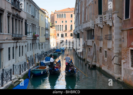 Venedig, Veneto, Italien. Gondeln auf dem Rio di San Severo. Stockfoto