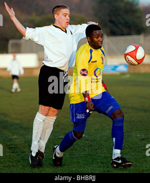 Bild von einem Fußballspiel mit Warrington Stadt AFC unterhaltsam Ossett Albion im Cantliever Park in der Unibond North league Stockfoto