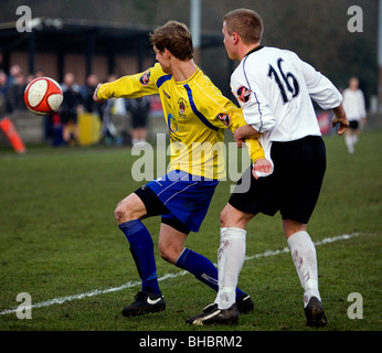 Bild von einem Fußballspiel mit Warrington Stadt AFC unterhaltsam Ossett Albion Freischwinger Park in Unibond North Liga Stockfoto