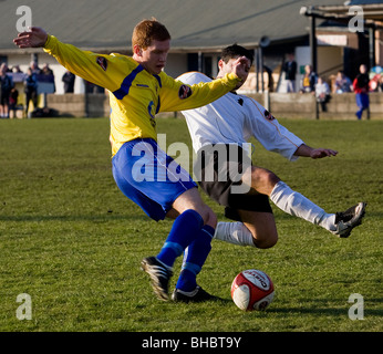 Bild von einem Fußballspiel mit Warrington Stadt AFC unterhaltsam Ossett Albion im Cantliever Park in der Unibond North league Stockfoto