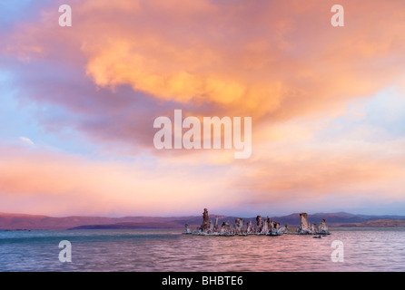 Sonnenaufgang über dem Mono Lake. California Stockfoto