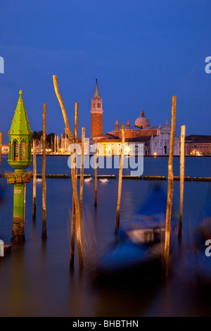 Abends Blick auf wippenden Gondeln mit San Giorgio Maggiore über Venedig Veneto Italien Stockfoto