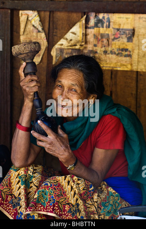 NEPALI Dorf Frau raucht Tabak in einer Shisha-Rohr - rund um MANASLU Trekking, NEPAL Stockfoto