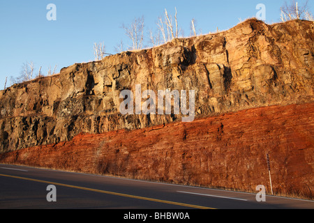 Eine Straße Ausschneiden Highway 61 im nördlichen Minnesota zeigt eine basaltische Lava Flow auf eine zugrunde liegende sedimentären Einzahlung. Stockfoto