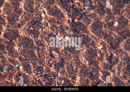 Ansicht von oben die Wasseroberfläche an Felsen auf der Unterseite des Lake Superior. Stockfoto