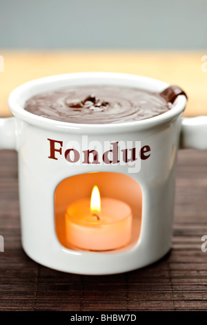 Köstliche geschmolzene Schokolade in Keramik Fondue-Topf Stockfoto