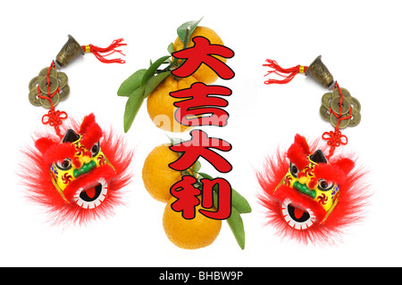 Chinesisches Neujahrsfest Grüße mit Löwen Kopf Ornamente und Orangen Stockfoto