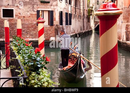 Gondel auf einem Kanal in Venedig, Venetien, Italien Stockfoto