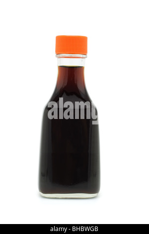 Flasche Sojasauce auf weißem Hintergrund Stockfoto