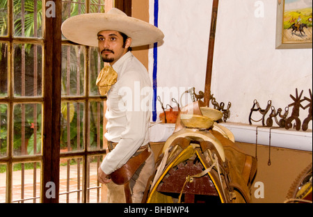 Charro (Cowboy) mit Sattel in Guadalajara, Jalisco, Mexiko Stockfoto
