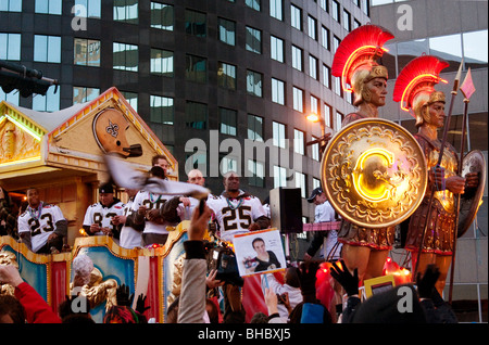 Heiligen Fußballspieler Schwimmer in Super Bowl Champions Parade Reiten.  New Orleans, 9. Februar 2010. Stockfoto
