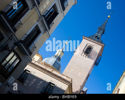 Madrid, Spanien. Türme von der Iglesia de San Ginés in Calle del Arenal, geneigte Ansicht. Stockfoto