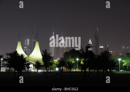 Dubai City Skyline bei Nacht. Jumeirah Beach Park im Vordergrund. Vereinigte Arabische Emirate Stockfoto