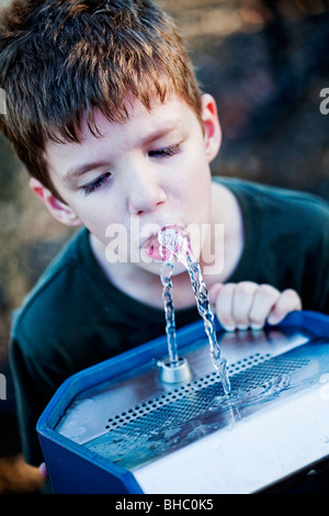 Junge, Trinken von Wasser-Brunnen Stockfoto