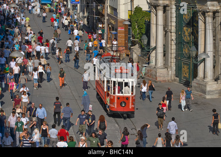 Straßenbahn auf der Istiklal Caddesi im Stadtteil Beyoglu. Istanbul Stockfoto