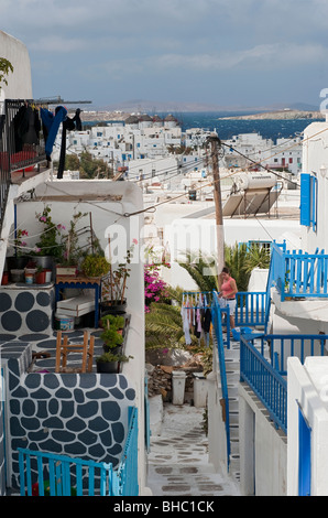 Typische Mykonos Straßenszene mit weiß getünchten Häusern, bunten blauen Türen und Fensterläden, Griechenland Stockfoto