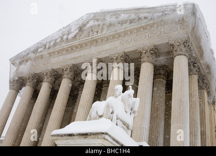 Szenen von der United States Supreme Court Gebäude Schnee. Stockfoto