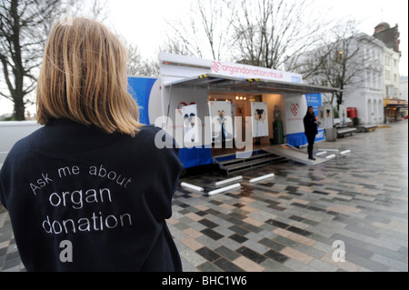 Organ-Spende-Roadshow im Zentrum von Brighton dazu anregen, melden Sie sich zur Organspende Stockfoto