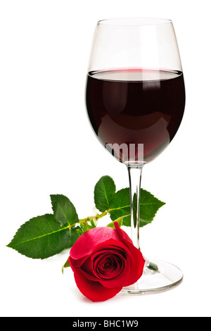 Romantische Glas Rotwein mit stammten lange rose isolierten auf weißen Hintergrund Stockfoto