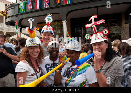 Fans tragen ein Makoya ein südafrikanischer Fußballfan Helm FIFA WM 2010 Cape Town in Südafrika Stockfoto