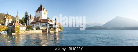 "Oberhoffen Castle" auf dem Thunersee Schweiz Stockfoto