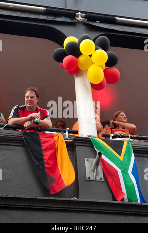 Deutschen und südafrikanischen Fußball-Fans, die gerade von einem Balkon FIFA Fan-Meile in Cape Town, South Africa Stockfoto