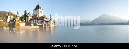 Oberhoffen Burg auf dem Thunersee Stockfoto