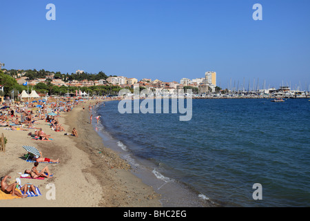 Strände in Südfrankreich. Lebhafte Ferien Szene im August in Saint Maxime Stockfoto