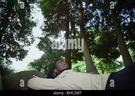 Afrikanischer Mann im Wald Stockfoto