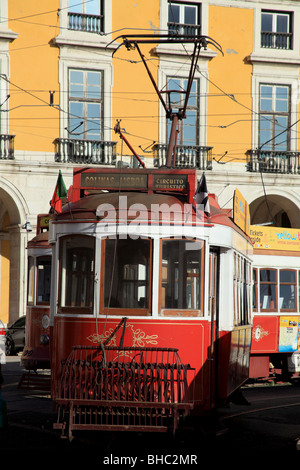 Malerische gelben Straßenbahn in die Altstadt Alfama in Lissabon Stockfoto