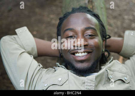 Portrait des afrikanischen Mann Verlegung auf Boden Stockfoto