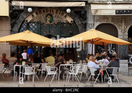 Malerische outdoor-Bar in der Altstadt von Lissabon Baixa-chiado Stockfoto