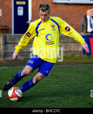 Bild von einem Fußballspiel mit Warrington Stadt AFC unterhaltsam Ossett Albion im Cantliever Park in der Unibond North league Stockfoto