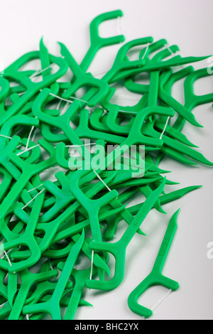 Zahnseide oben oben oben oben oben oben auf einem weißen Tischhintergrund oben oben oben oben oben oben oben oben oben im vertikalen Format in USA Hi-res Stockfoto