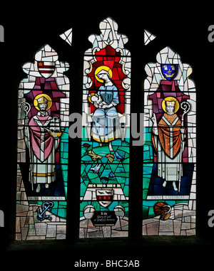 Ein Buntglasfenster von Harry Harvey mit den Heiligen Nikolaus und Cuthbert mit Madonna und Kind, St. Mary's Church, Leake, North Yorkshire Stockfoto