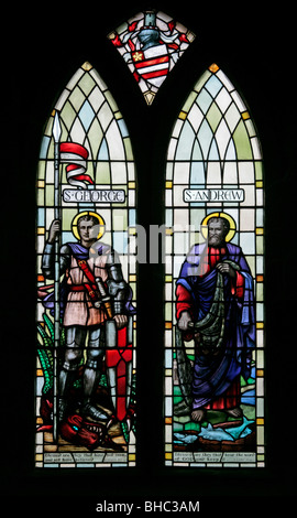 Ein Buntglasfenster von Edward Liddall Armitage mit den Heiligen Andrew und George, St. Mary's Church, Leake, North Yorkshire Stockfoto