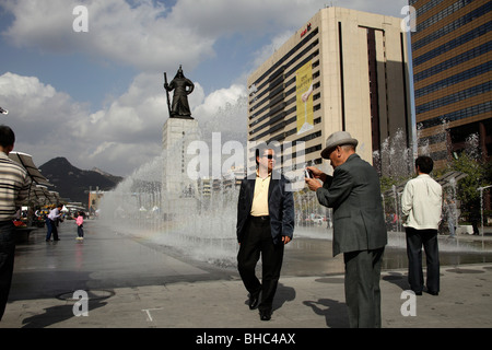 Brunnen vor der Admiral Yi Sun Shin Statue Gwanghwamun Plaza in der Innenstadt von Seoul, Südkorea, Asien Stockfoto