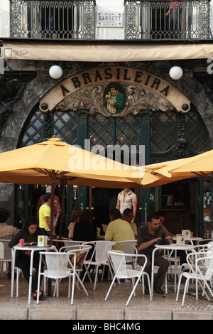 Malerische outdoor-Bar in der Altstadt von Lissabon Baixa-chiado Stockfoto