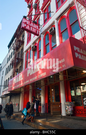 Die Perle Farbe Rabatt Künstlerbedarf auf der Canal Street in New York Stockfoto