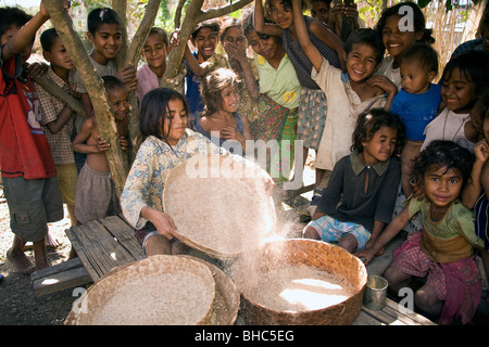 Kinder in eine Ernährung Förderung und Bildung von Oxfam in Ost-Timor Beululik Kraik Dorf Reis werfen Stockfoto